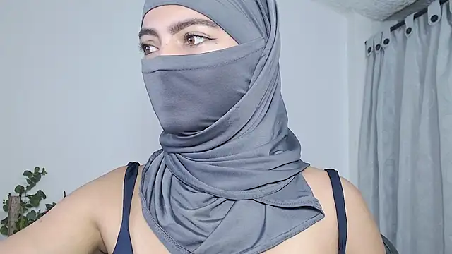 Jade_nassar - I get wet while I masturbate