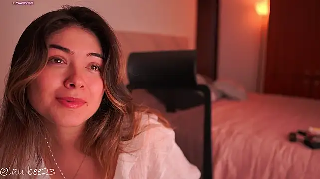 Lau_Bee - show boobs and play with them