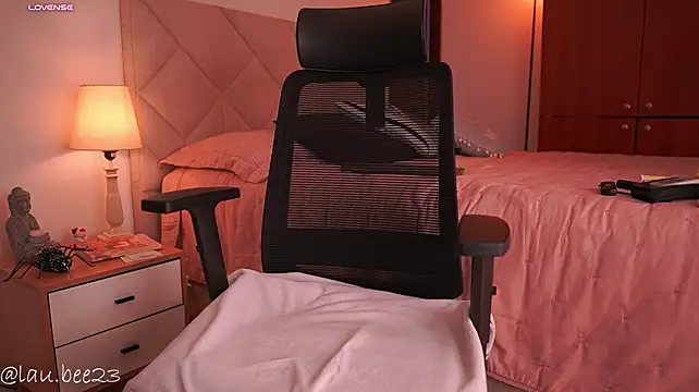 Lau_Bee - show boobs and play with them