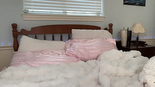 Itsquinnn - lotion my butt and squeezes!