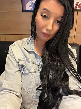Tisha_Busty - play with my naked nipples in cafe