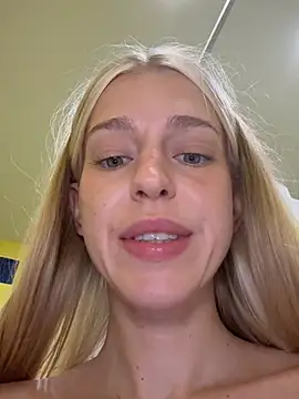 Kira_mia - take off my shorts&put them next cabin😈