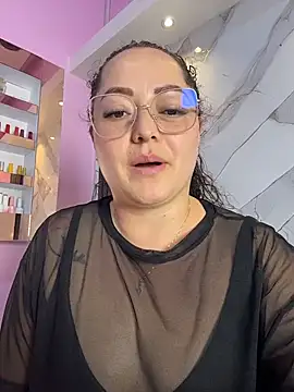 Nails_Lucia - oil in my ttis front my client