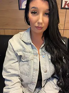 Tisha_Busty - play with my naked nipples in cafe