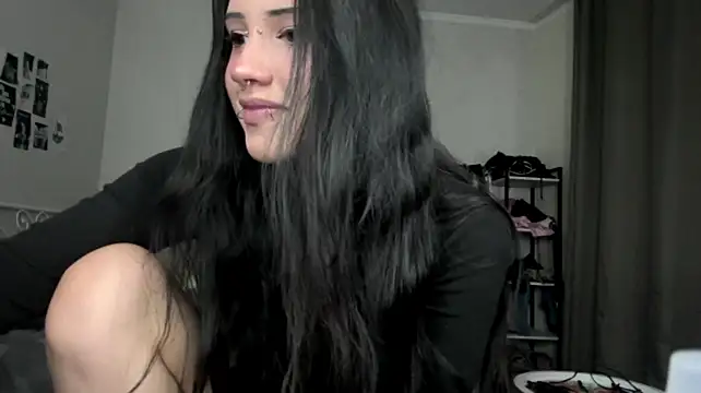 Gloria_Line - suck finger <3
