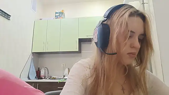GingerThurstonson - 2tkn = air kiss 💖🖤