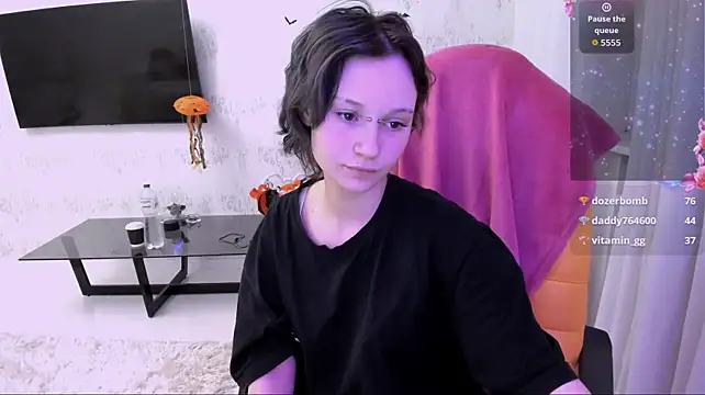 VikaViktoria - take off T-shirt╰(*°▽°*)╯