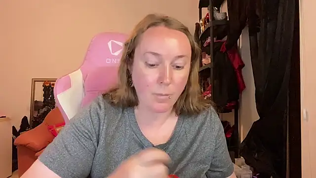 Kisicaxx - fuck my pussyy with HUGE dildo