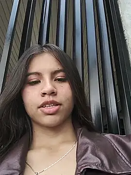 Nicky_11 - Off bra in bar public