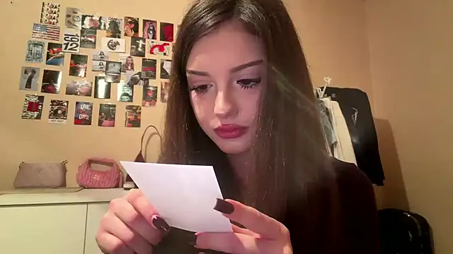 Ambercloudw - Bite lips close to cam😋
