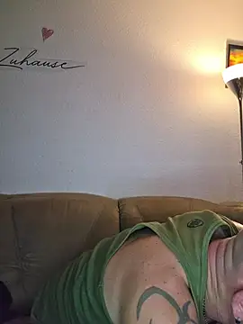 Badbitch_German_Badass - Jason im Kleid 5 minuten unten ohne blow