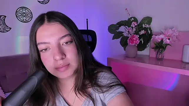 Sara_Deen - 💋 Playful Cleavage Tease