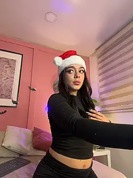 Lummii_ - Showing breasts close to the camera