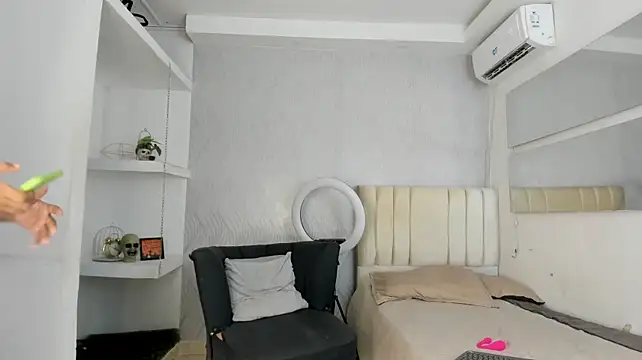 Marcela_cepeda - SPREAD PUSSY CLOSE TO CAM