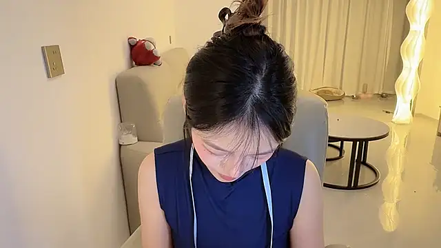 Robin-o3 - 漏一半屁股打六下