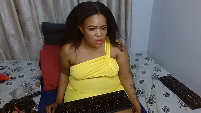 Yellowpeachesxxx - nice wet pussy with piercing