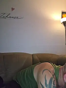 Badbitch_German_Badass - Jason im Kleid 5 minuten unten ohne blow