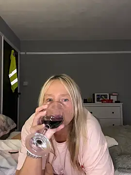 Blondnboujee53 - Shake ass