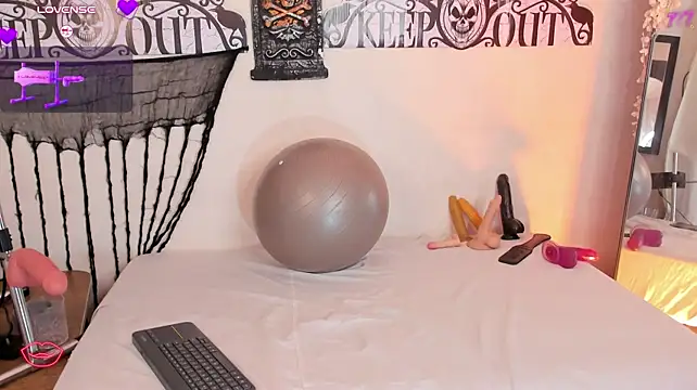 Cleopatraa - show tits and spit