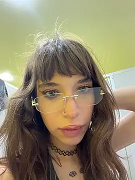 NikkiVice - open door & spank ass 5 times