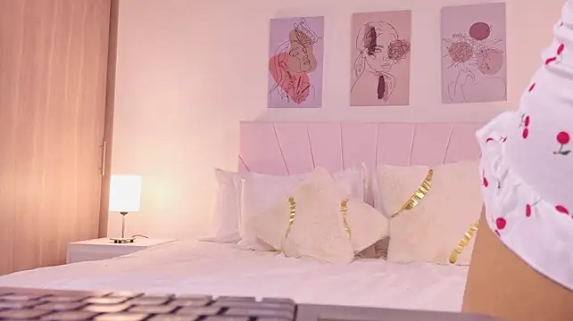 EmmaBlossom - cameltoe close up