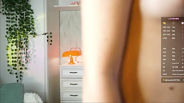 LoraLynn - Play with my nipples