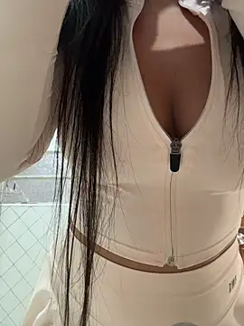 Emily_Gomezz - 2 fibgers in ass