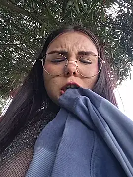 Julieth88_ - Take off your bra, saliva on your boobs
