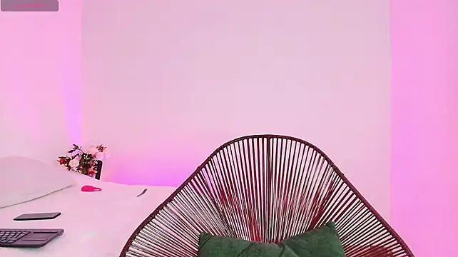 Kattyytaylor - shows her pubic hair