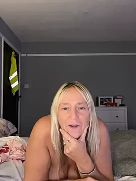 Blondnboujee53 - Spread pussy