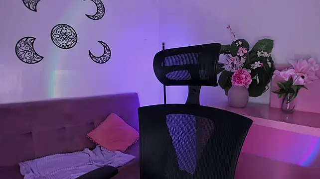 Sara_Deen - 💋 Playful Cleavage Tease
