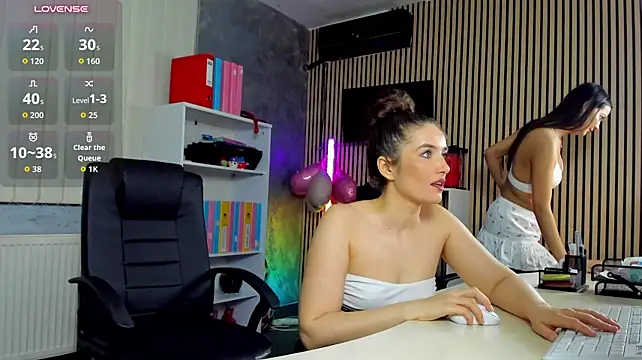 OfficeGirls - let's make kity BIG SQUIRTT💦on her face