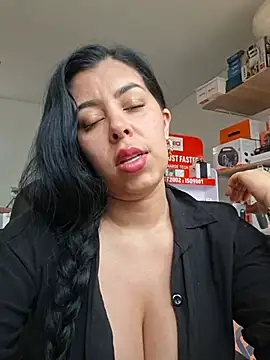 Luianna - Oil show on my tits, bounce them