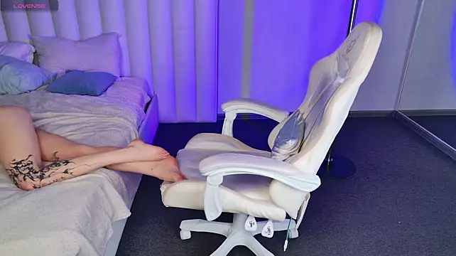 Rebecca_Lovess - teasing the breasts