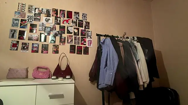 Ambercloudw - Should i change my outfit?