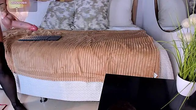 Nicolelopez - tease my boobs close up
