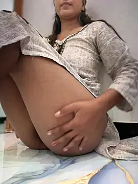 4U143 - Full nude show