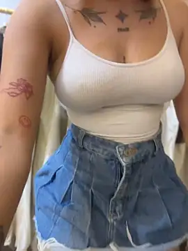 Sophie_valencia - NUDE IN THE MIDDLE OF CLOTHES+FUCK PUSSY