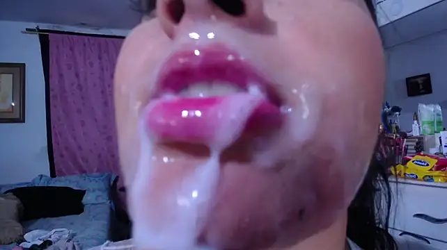 Sharlottee - 5 fingers in mouth