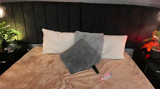 Bianca_Monroe_ - fingers in pussy + control x1