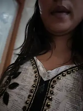 4U143 - Full nude show