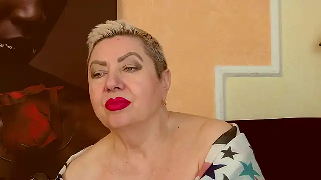 LadyPosh - JUST GIVE ME A SMILE!