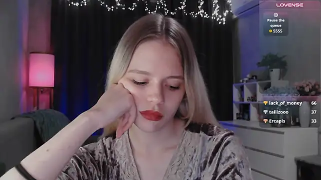 VivienJaques - show off today's look