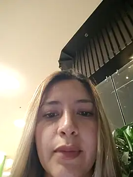 Alana_69 - Walking full naked at mall! Risky100%