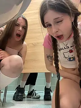 Sukidaa - Flash pus under door to stranger