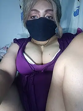 Loolly - Oil on boobsافرك بزازي بالزيت