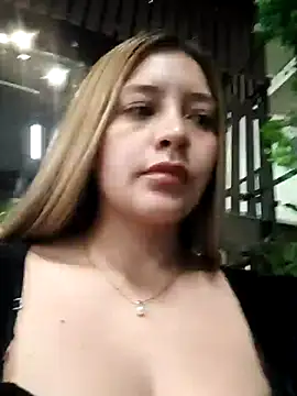 Alana_69 - Walking full naked at mall! Risky100%