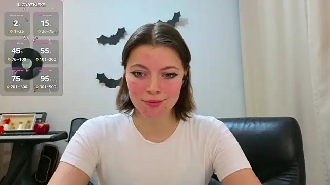 LoriYates - topless and play witn nipples