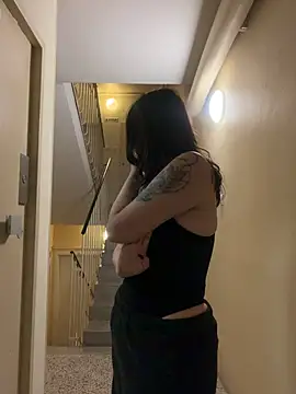 Nora-love - auf Titten spucken im Treppenhaus💦