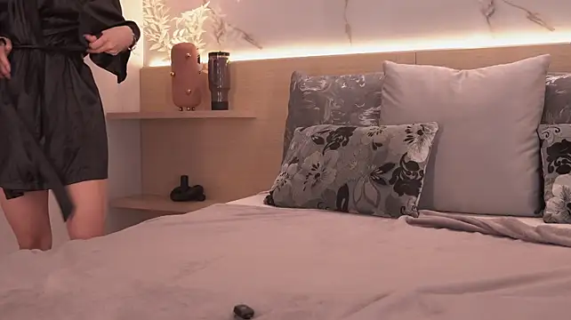 SolAvelar - In missionary! Fingering pussy time🔥